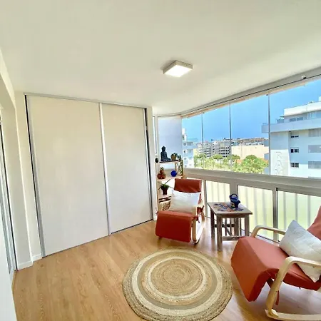 Cozy Close Shopping Centre And *