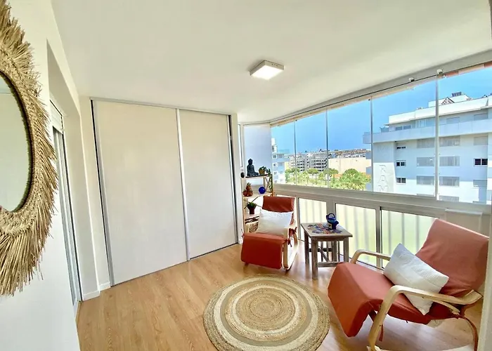 Cozy Close Shopping Centre And *