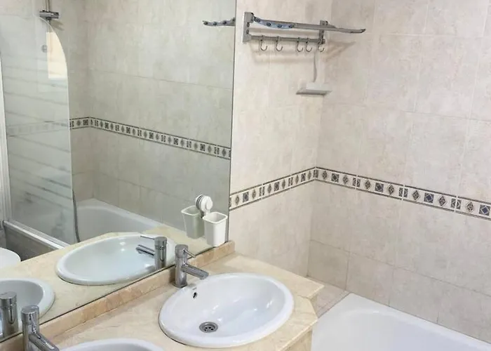 Cozy Close Shopping Centre And Apartment