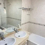 Cozy Close Shopping Centre And Апартаменти